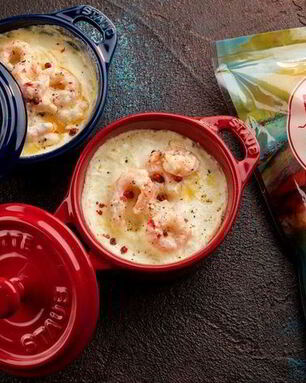 Запеченная яичница с креветками