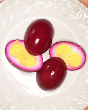 Яйца, маринованные в свекольном соке