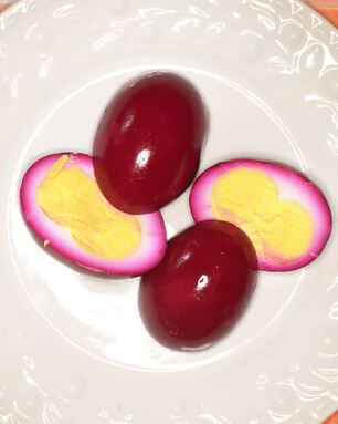 Яйца, маринованные в свекольном соке