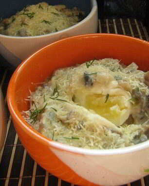 Яйца с рисом, запеченные в соусе из шампиньонов