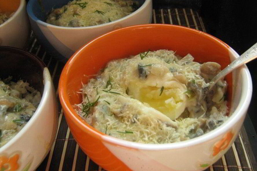 Рецепт яиц с рисом, запеченные в соусе из шампиньонов