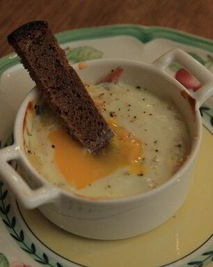 Яйца, запеченные с ветчиной, сыром и травами