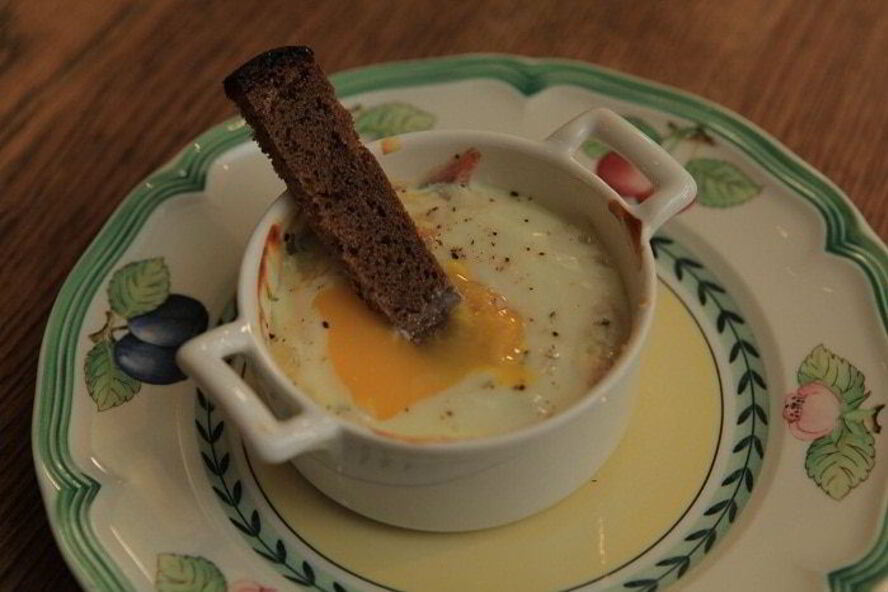 Рецепт яиц, запеченных с ветчиной, сыром и травами