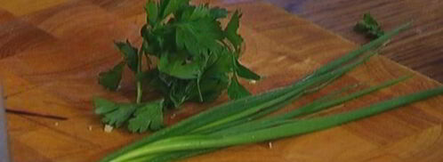 яйца, запеченные с ветчиной, сыром и травами. Шаг 3