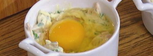 яйца, запеченные с ветчиной, сыром и травами. Шаг 6