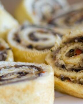 Закуска — бисквитный рулет с грибам