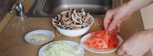 закуска — бисквитный рулет с грибам. Шаг 3