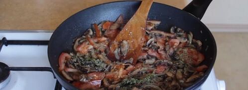 закуска — бисквитный рулет с грибам. Шаг 4