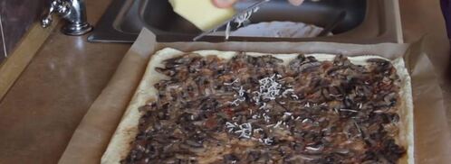 закуска — бисквитный рулет с грибам. Шаг 5