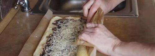 закуска — бисквитный рулет с грибам. Шаг 6