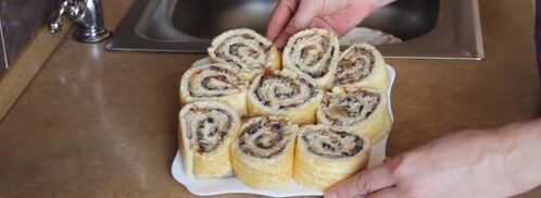 закуска — бисквитный рулет с грибам. Шаг 7