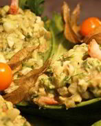 Закуска из авокадо, груши и креветок