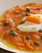 Закуска из копченого лосося с яйцом и каперсами