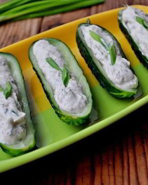 Закуска из огурцов, фаршированных горбушей