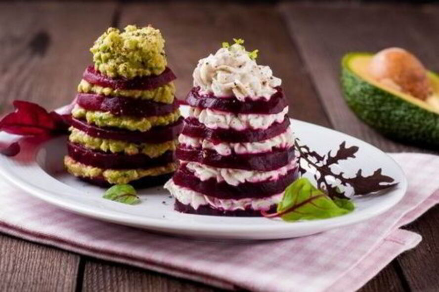 Рецепт закуски свекольные елочки с авокадо