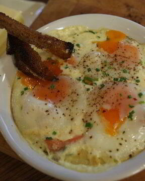 Запеченные яйца с семгой и шнитт-луком