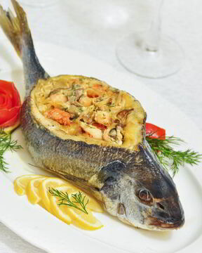 Дорадо, фаршированная жюльеном из морепродуктов