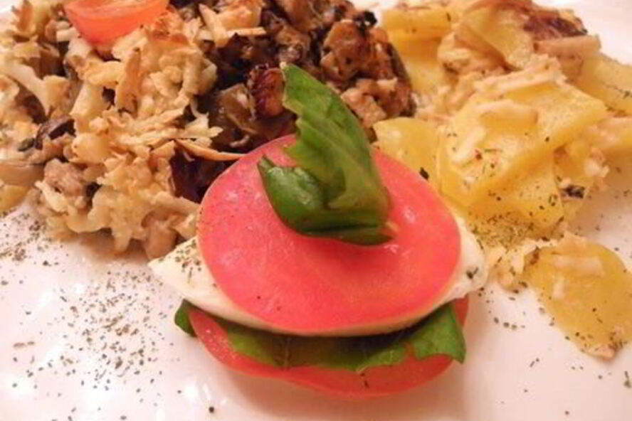 Рецепт куриного жюльена в портобелло с запеченным картофелем и капрезе