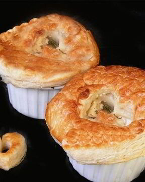 Жюльен с крышечками из слоеного теста