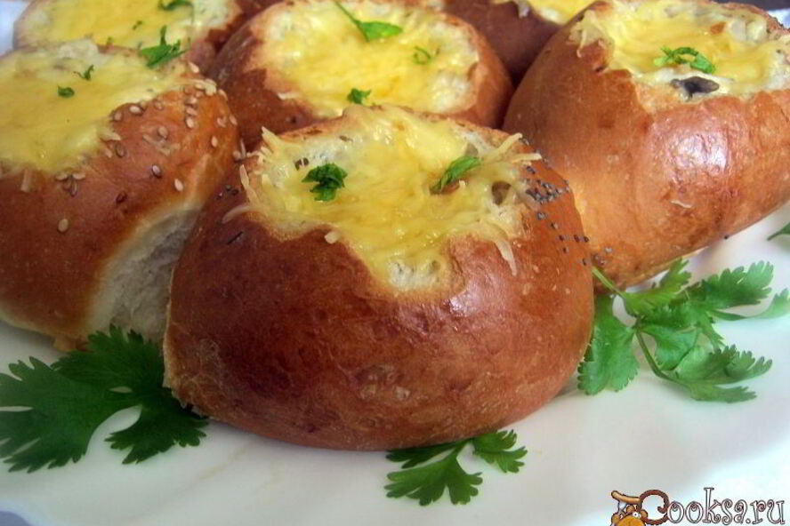 Рецепт жюльена с курицей и грибами в булочке