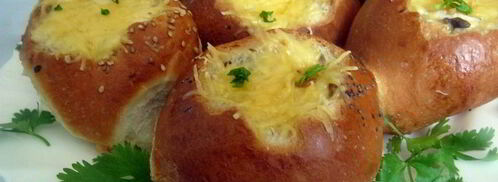 жюльен с курицей и грибами в булочке. Шаг 12